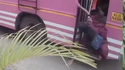 സ്വകാര്യ ബസിൽ നിന്ന് തെറിച്ച് വീണ് യുവതിക്ക് പരിക്ക്, 'വാഹനം ഓടിച്ചിരുന്നത് അമിത വേഗത്തിൽ'
