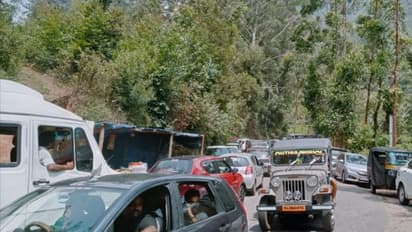 ഗതാഗതക്കുരുക്ക്; മൂന്നാറിലെത്തിയ സഞ്ചാരികൾ റോഡിൽ കുടുങ്ങിയത് മണിക്കൂറുകൾ