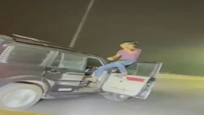 बीच सड़क पर युवक ने SUV से किए खतरनाक स्टंट, चलती गाड़ी पर संवारे बाल, चालान काटने के लिए अब पुलिस खोज रही