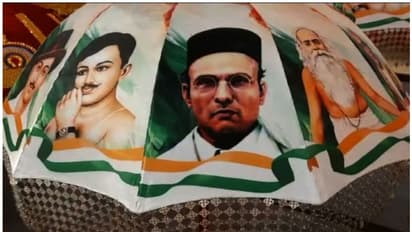 Thrissur Pooram : കുടമാറ്റത്തിനായി തയ്യാറാക്കിയ ആസാദി കുടയിൽ സവർകറും; സാമൂഹിക മാധ്യമങ്ങളിൽ ചേരിതിരിഞ്ഞ് പോര്