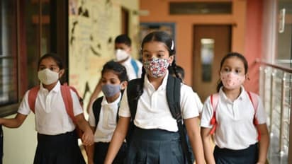 தேனியில் ஒரே பள்ளி மாணவர்கள் 31 பேருக்கு கொரோனா..! பள்ளியை மூடிய அதிகாரிகள்..அதிர்ச்சியில் பெற்றோர்..