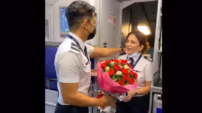 Mothers Day 2022 : അമ്മയും മകനും ഒരേ ഫ്ളൈറ്റില് പൈലറ്റുമാരായാല് ഇങ്ങനെ ഇരിക്കും...