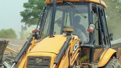 ഐസിയുവില് ഷൂ വിലക്കി, ആശുപത്രിയിലേക്ക് ബുള്ഡോസര് വിളിച്ച് മേയര്, വാക്കേറ്റമുണ്ടായില്ലെന്ന് ആശുപത്രി