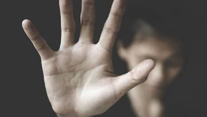 അച്ഛൻ പീഡിപ്പിക്കുന്നത് ഒളിക്യാമറവച്ച് പകർത്തി സോഷ്യൽ മീഡിയയിൽ പോസ്റ്റ് ചെയ്‍ത് പെൺകുട്ടി, അറസ്റ്റ്