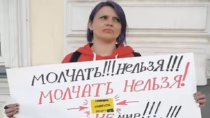 പുടിനെതിരെ ഒറ്റയാൾ സമരവുമായി റഷ്യൻ വനിത, സൂചിയും നൂലുമായി വായ തുന്നിക്കെട്ടി...