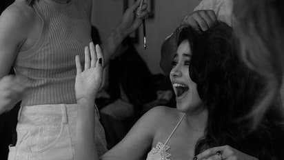 Janhvi Kapoor: జాన్వీ కపూర్ ని అందంగా మార్చేందుకు ఇంతమంది పనిచేస్తారా.. మేకప్ రూమ్ పిక్స్ వైరల్ 
