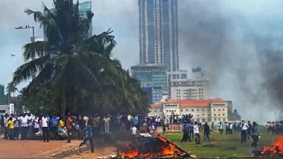 இலங்கையில் தீவிரமடையும் போராட்டம்... அனைத்து காவல்துறையினருக்கான விடுமுறை ரத்து!!