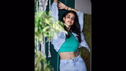 meenakshi chaudhary: మతిపోగొడుతున్న మీనాక్షి, కిలాడి బ్యూటీ కిర్రాక్ అందం 