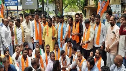 TSPSC exams: ఉర్దూలో టీఎస్పీఎస్సీ పరీక్షలను నిరశిస్తూ బీజేపీ ఆందోళన !