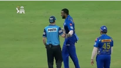 IPL 2022 : ചെറിയ കയ്യബദ്ധം! പൊള്ളാര്ഡിന്റെ അമളി കണ്ട് പൊട്ടിച്ചിരിച്ച് രോഹിത് ശര്മ്മ- വീഡിയോ