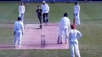लाइव मैच के दौरान एक मजेदार वाकये को देख रुक गए खिलाड़ी और अंपायर, बढ़ गई कॉमेंटेटर की स्पीड