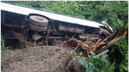 തൃശൂരിൽ വിദ്യാർഥികൾ സഞ്ചരിച്ച ടൂറിസ്റ്റ് ബസ് മറി‌ഞ്ഞ് അപകടം