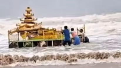 ചുഴലിക്കാറ്റിൽ തീരത്ത് അടിഞ്ഞ വസ്തുകണ്ട് അത്ഭുതപ്പെട്ട് തീരവാസികൾ: വീഡിയോ