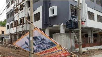 அதிர்ச்சி.. ! அனுமதியின்றி வைக்கப்பட்ட பிள்கஸ் பேனரால் நேர்ந்த சோகம்.. இரண்டு பேர் துடிதுடித்து உயிரிழப்பு..