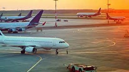 தீவிரமடைந்த அசானி புயல்.. சூறாவளி காற்றுடன் அடித்து ஊற்றும் கனமழை.. 17 விமானங்கள் ரத்து..