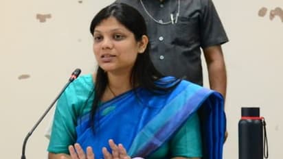 కేసీఆర్ దత్తత గ్రామంలో గ్రామసభ రసాభాస.. మధ్యలోనే వెళ్లిపోయిన కలెక్టర్, జాయింట్ కలెక్టర్.. 