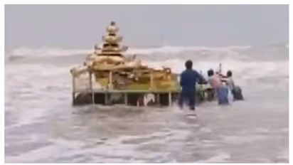 Asani cyclone : ആന്ധ്ര കടൽതീരത്ത് സ്വർണനിറമുള്ള രഥം ഒഴുകിയെത്തി, അന്വേഷണം