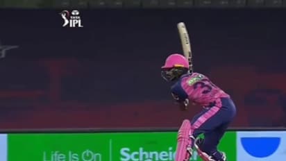 IPL 2022 : ഹമ്മോ എന്തൊരു കലക്കനടി, റിവേഴ്‌സ് സ്വീപ്പ് സിക്‌സുമായി ദേവ്‌ദത്ത്; അതും വാര്‍ണറെ സാക്ഷിയാക്കി