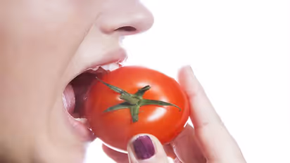 क्या टमाटर खाने की वजह से होता है Tomato Fever, इन लोगों को भुलकर भी नहीं करना चाहिए इसका सेवन