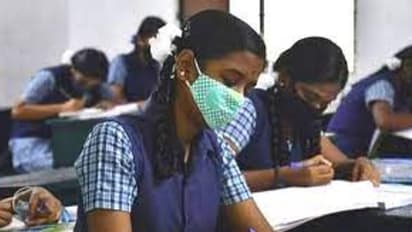 இறுதித்தேர்வு 3 மாணவர்களுக்கு ஒரு வினாத்தாள்.. அரசுப்பள்ளி அவலம்.. அதிருப்தியில் பெற்றோர்கள்..