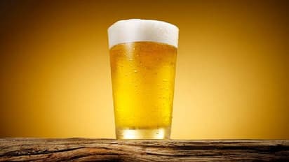 പാതിരാത്രി പൊലീസിനെ വിളിച്ചുവരുത്തി രണ്ട് കുപ്പി ബിയർ വേണമെന്ന് യുവാവ്