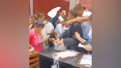 സൌജന്യഭക്ഷണത്തിനായി തിക്കി തിരക്കി അധ്യാപകർ, സംഭവം വിദ്യാഭ്യാസ നിലവാരം മെച്ചപ്പെടുത്താനുള്ള ചർച്ചയ്ക്കിടെ