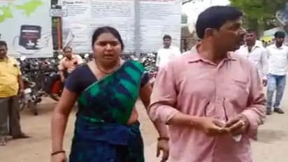 'हम नहीं छोड़ेंगे, आज तो घर चलना ही पड़ेगा', पति को घर ले जाने की जिद, बिहार में बीच सड़क फैमिली ड्रामा