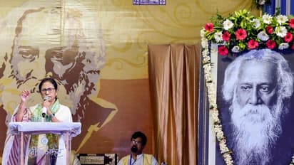 സാഹിത്യത്തിന് നൽകിയ സംഭാവനകൾ പരിഗണിച്ച് മമതാ ബാനർജിക്ക് സർക്കാർ പുരസ്കാരം; എതിർത്ത് എഴുത്തുകാർ