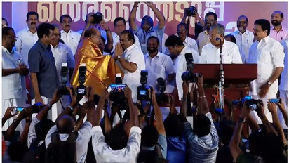 K V Thomas :  കെ വി തോമസ് ഇടത് വേദിയിൽ; സ്വാഗതം ചെയ്ത് മുഖ്യമന്ത്രി, ഷാള്‍ അണിയിച്ച് ഇ പി