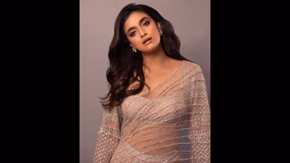 தோற்றத்தில் மாற்றம்... பிளாஸ்டிக் சர்ஜரி செய்து கொண்டாரா கீர்த்தி சுரேஷ்?... போட்டோவால் ரசிகர்கள் குழப்பம் 