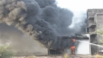 जयपुर की केमिकल फैक्ट्री में भीषण आग: धमाके के खौफ में घर छोड़ भागे लोग, डेढ़ KM दूर से दिख रहा था भयानक मंजर