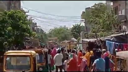 पत्थरबाजी का इतना जबरदस्त वीडियो ना देखा होगा, पत्थर कम पड़ा तो महिलाओं ने आगे बढ़ाई बोतलें