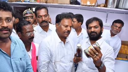 నీరా ఉత్పత్తి కేంద్రం పరిశీలన , తాటి ముంజలను రుచి చూసిన మంత్రి శ్రీనివాస్ గౌడ్ (ఫోటోలు)