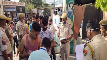 राजस्थान पुलिस कॉन्स्टेबल भर्ती परीक्षा : चैकिंग के नाम पर शर्ट उतरवाए, टी-शर्ट को काटा, पैंट के बटन तक तोड़े