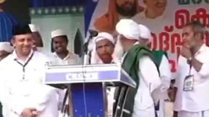  பெண்கள் மேடைக்கு வரக்கூடாது..!! இந்த காலத்தில் இப்படி ஒரு இசுலாமிய அமைப்பா.? கொந்தளிக்கும் ஆளுநர்.