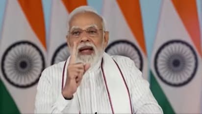 బండి సంజయ్కి నరేంద్ర మోడీ ఫోన్: కష్టపడి పోన్ చేస్తున్నావని అభినందన