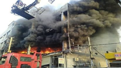 ఢిల్లీలో నాలుగంతస్తుల వాణిజ్య భవనంలో భారీ అగ్ని ప్రమాదం.. 27మంది మృతి, ఇద్దరి అరెస్ట్...