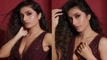 PHOTOS: घुंघराले बाल- डीप नेक गाउन, सोशल मीडिया पर जलवे बिखेरते नजर आईं युजवेंद्र चहल की वाइफ धनश्री