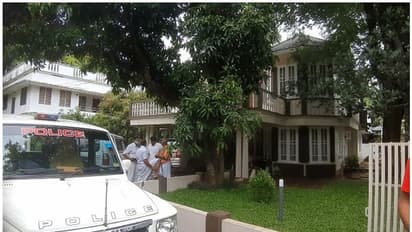 കാലടിയിൽ വൻ കവർച്ച; വീട്ടുകാർ ഉറങ്ങുമ്പോൾ 30 പവൻ സ്വർണവും 5 ലക്ഷം രൂപയും മോഷ്ടിച്ചു