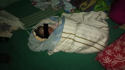 ರಸ್ತೆಪಕ್ಕದಲ್ಲಿ ಇದ್ದ ನವಜಾತ ಶಿಶುವಿನ ಅಳು ಕೇಳಿ ಓಡೋಡಿ ಬಂದು ರಕ್ಷಿಸಿದ ಸಾರ್ವಜನಿಕರು