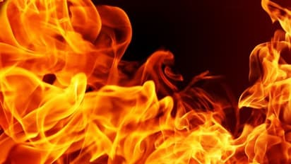 ಸೀಮೆ ಎಣ್ಣೆ ಸುರಿದುಕೊಂಡು ವ್ಯಕ್ತಿ ಆತ್ಮಹತ್ಯೆಗೆ ಯತ್ನ:  ರಕ್ಷಿಸಲು ಹೋದ ಪೊಲೀಸರಿಗೂ ತಗುಲಿದ ಬೆಂಕಿ 