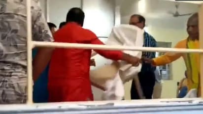 కుర్చీలు విర‌గ్గొడుతూ, కేకలేస్తూ బీజేపీ నాయకుల ఆగ్రహం.. త్రిపుర సీఎం ప్ర‌క‌ట‌న స‌మ‌యంలో గంద‌ర‌గోళం..