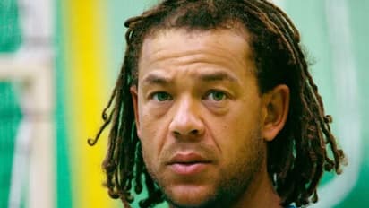 SL vs AUS : സൈമണ്ട്സിന് ആദരം, കറുത്ത ആം ബാന്ഡ് ധരിച്ച് ഓസീസ് താരങ്ങള്; ആദരമര്പ്പിച്ച് ലങ്കന് താരങ്ങളും