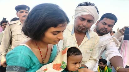 पापा को बेटे का आखिरी दुलार : मासूम ने मां की गोद से पिता को दी अंतिम विदाई, देखने वाले भी रोने लगे