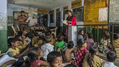 सरकारी स्कूल में अब मास्टर जी की अटेंडेंस पर रहेगी योगी सरकार की पैनी नज़र, इस सत्र से लागू होगी ये प्रणाली