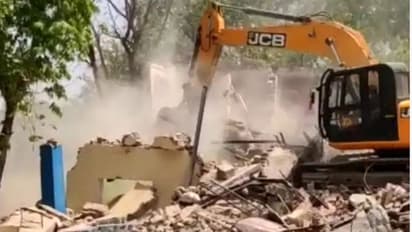यूपी के औरैया में चला बाबा का बुलडोज़र, सरकारी ज़मीन पर कब्ज़ा कर बना रहा था मंदिर