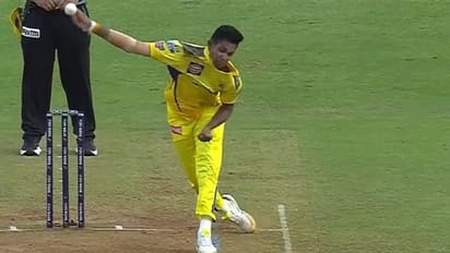 IPL 2022: அறிமுக போட்டியிலயே தோனியிடம் பாராட்டு வாங்கிய குட்டி மலிங்கா..!