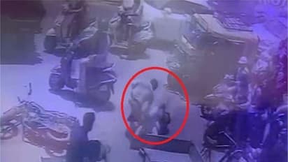 रोहतक में होमगार्ड की गुंडागर्दी : बाइक सवार पर लात-घूंसे बरसाए, जमीन पर बार-बार पटका, बॉडी के कई पार्ट टूटे