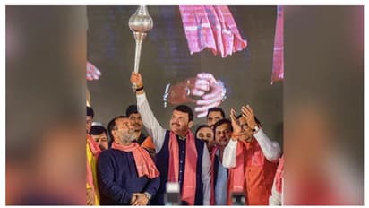 'മഹാരാഷ്ട്ര സർക്കാർ ബാബരി പോലെ, താഴെയിറക്കുന്നതുവരെ വിശ്രമമില്ല'; ശിവസേനക്ക് മുന്നറിയിപ്പുമായി ഫഡ്നവിസ്