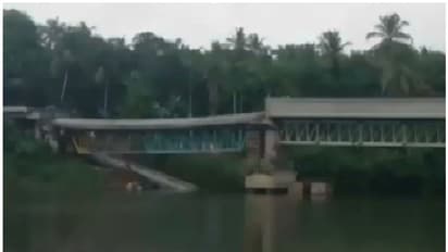 കോഴിക്കോട് കൂളിമാട് പാലം തകർന്നു; രണ്ട് തൊഴിലാളികൾക്ക് പരിക്ക്